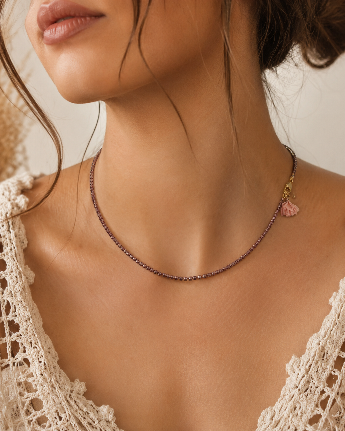Alt text für eine 40 cm Strass Kette in Farbe Aubergine mit kleiner Blume am golden farbenen kettenverschluss Seo optimiert für höchste Auffindung in Google und anderen Suchmaschinen und auf Englisch 