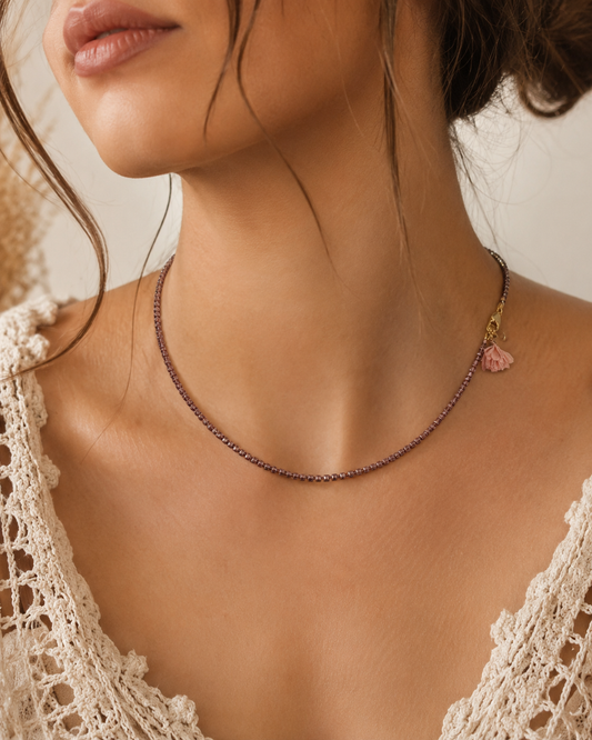 Alt text für eine 40 cm Strass Kette in Farbe Aubergine mit kleiner Blume am golden farbenen kettenverschluss Seo optimiert für höchste Auffindung in Google und anderen Suchmaschinen und auf Englisch 