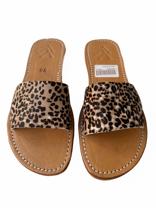Premium animal print sandals in brown with natural dotted cowhide pattern, handcrafted in Morocco