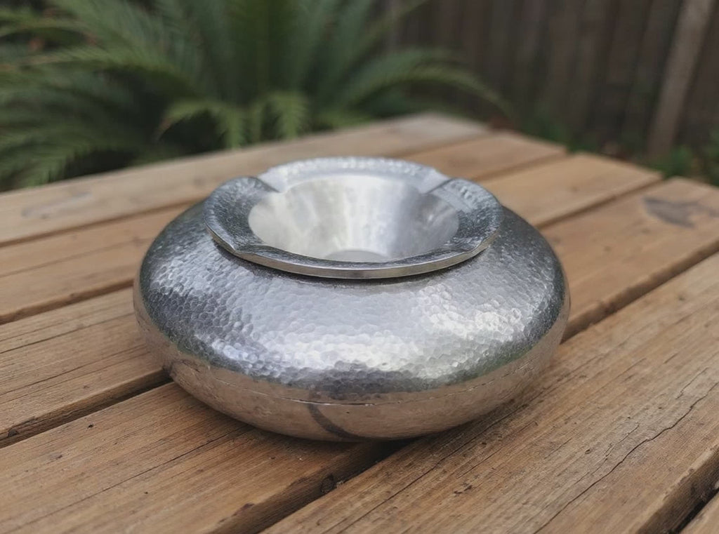 Stylish hammered aluminum ashtray with wind-proof design for cafes and bars